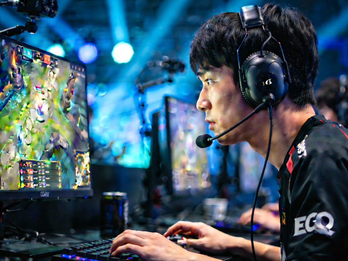 LOL明星选手Faker李相赫正在比赛中专注操作的侧脸特写